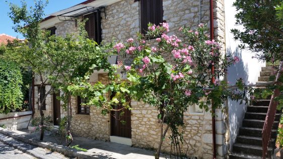 Old houses at Theologos by placescases.com