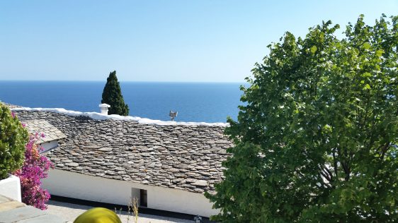 Roof top above the sea at Archangelos by placescases.com