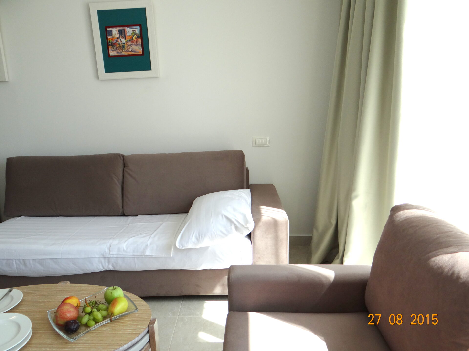 Living room accomodiating 2 persons in the suite at Cronwell by placescases.com