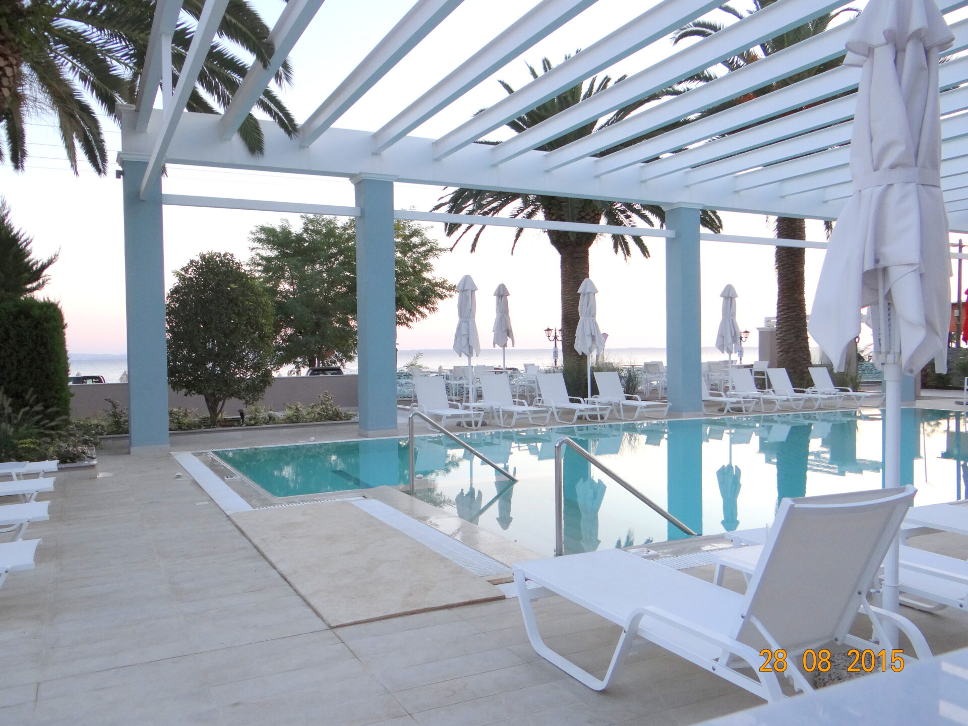 Sunset watched by the pool of Cronwell Sermilia by placescases.com