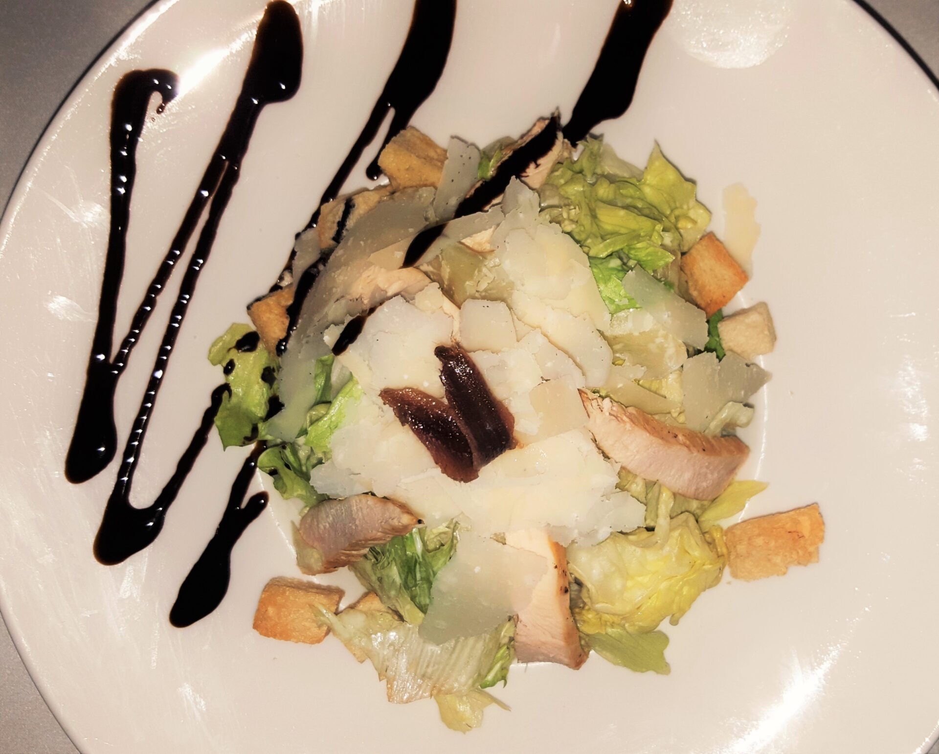 Цезар салата в ресторанта на хотел Ястребец8 Caesar salad at Yastrebets hotel by placescases.com