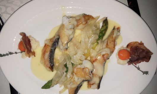 Филанца халибут с аспержи и фенел в ресторанта на хотел Ястребец/ Halibut fillets with asparagus and fennel at Yastrebets hotel by placescases.com