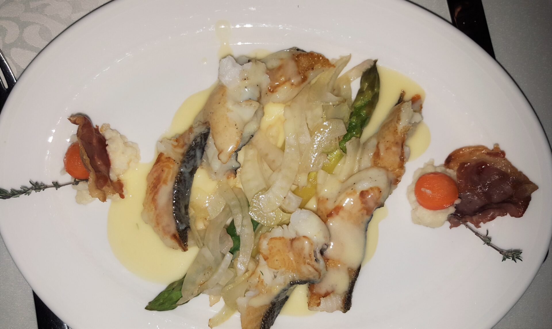 Филанца халибут с аспержи и фенел в ресторанта на хотел Ястребец/ Halibut fillets with asparagus and fennel at Yastrebets hotel by placescases.com