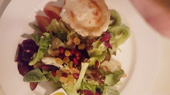 Листна салата в ресторанта на хотел Ястребец/ Leaf salad with goat cheese at Yastrebets hotel by placescases.com