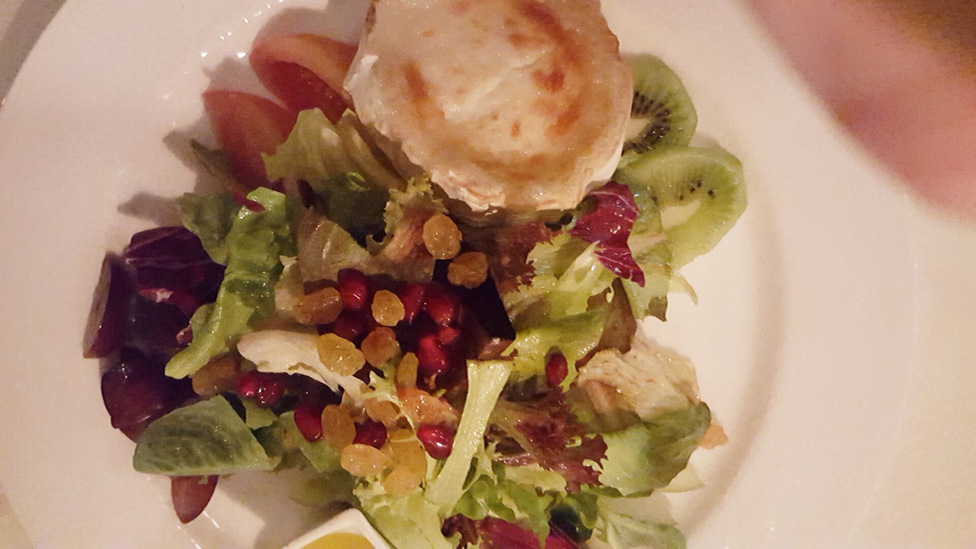 Листна салата в ресторанта на хотел Ястребец/ Leaf salad with goat cheese at Yastrebets hotel by placescases.com