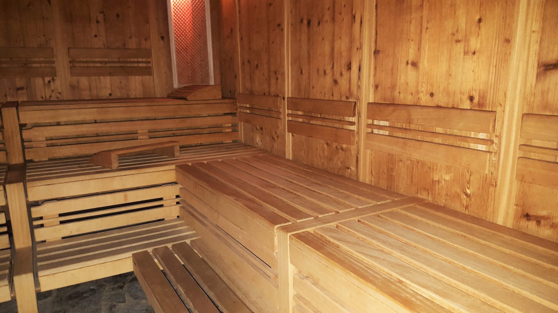 Сауна в СПА зоната на хотел Ястребец/ Sauna at the SPA of Yastrebets hotel by placescases.com