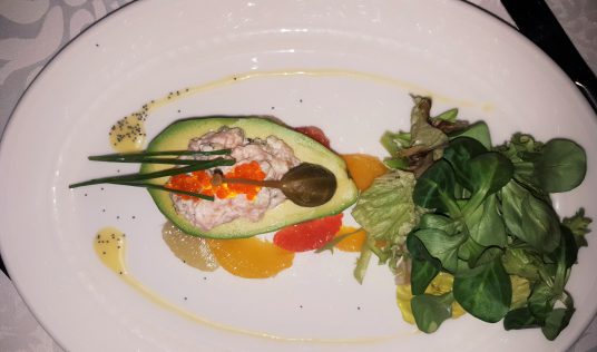 Пълнено с тартар от сьомга автокадо в ресторанта на хотел Ястребец/ Stuffed avocado with salmon tartar at the restaurant of hotel Yatrebets