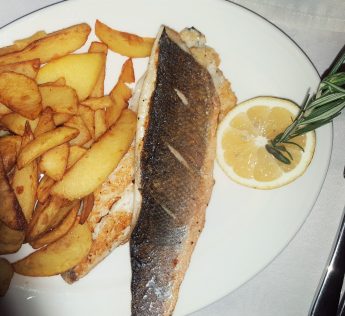 Пъстърва с пържени картофи, дестка порция в хотел Ястребец/ Trout with french fries for kids at Yastrebets hotel by placescases.com