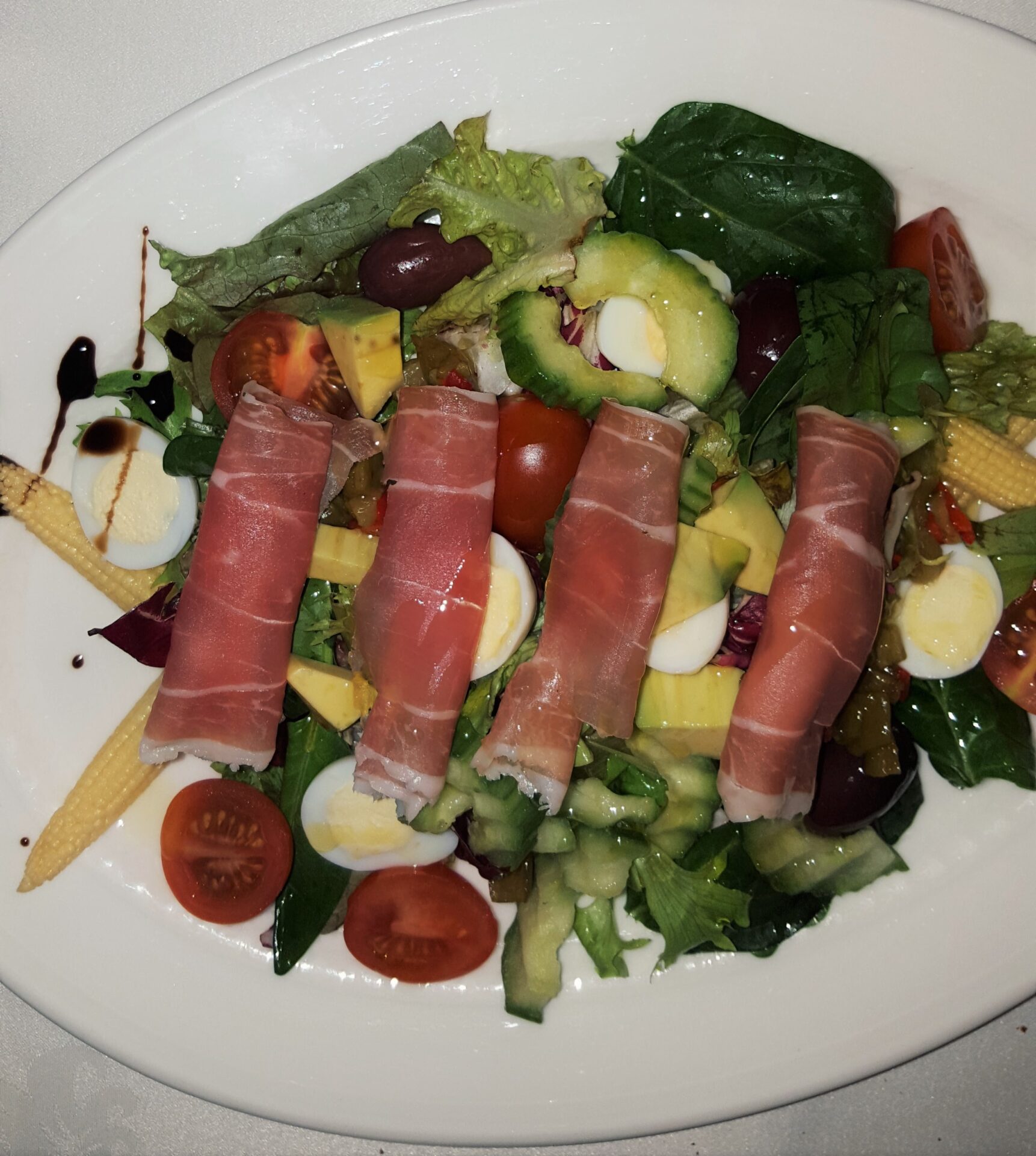 Салат Ястребец в ресторанта на хотел Ястребец/ Yastrebets salad at Yastrebets hotel by placescases.com