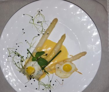 Аспержи с пъдпъдъчи яйца в ресторанта на хотел Мидалидаре/ Asparagus and quil eggs starter Midalidare restaurantby placescases.com