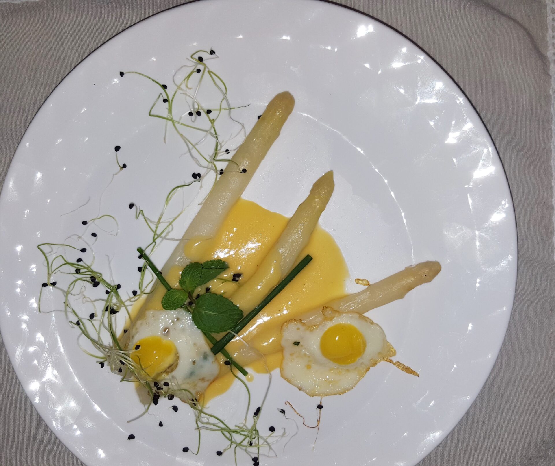 Аспержи с пъдпъдъчи яйца в ресторанта на хотел Мидалидаре/ Asparagus and quil eggs starter Midalidare restaurantby placescases.com