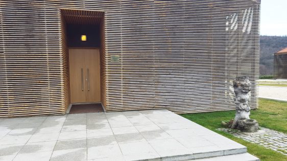Вход на къщата за гости в Мидалидаре/ Entrance for guest house winery 1 Midalidare Estate by placescases.com