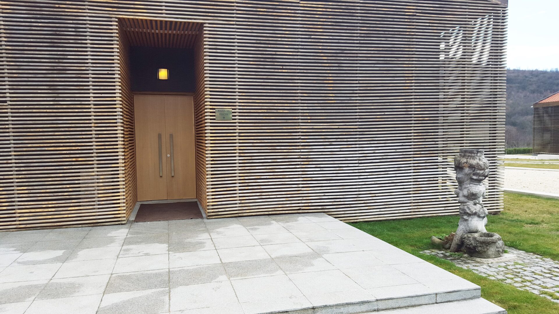 Вход на къщата за гости в Мидалидаре/ Entrance for guest house winery 1 Midalidare Estate by placescases.com