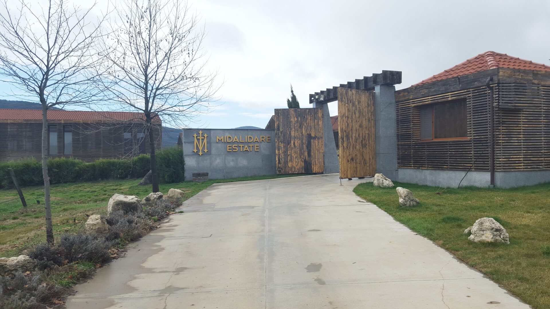 Вход в първата винарна на Мидалидаре/ Entrance of winery 1 Midalidare Estate by placescases.com