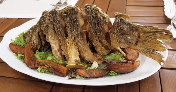 Ресторант Мидалидаре/Fired carp Midalidare restaurant by placescases.com