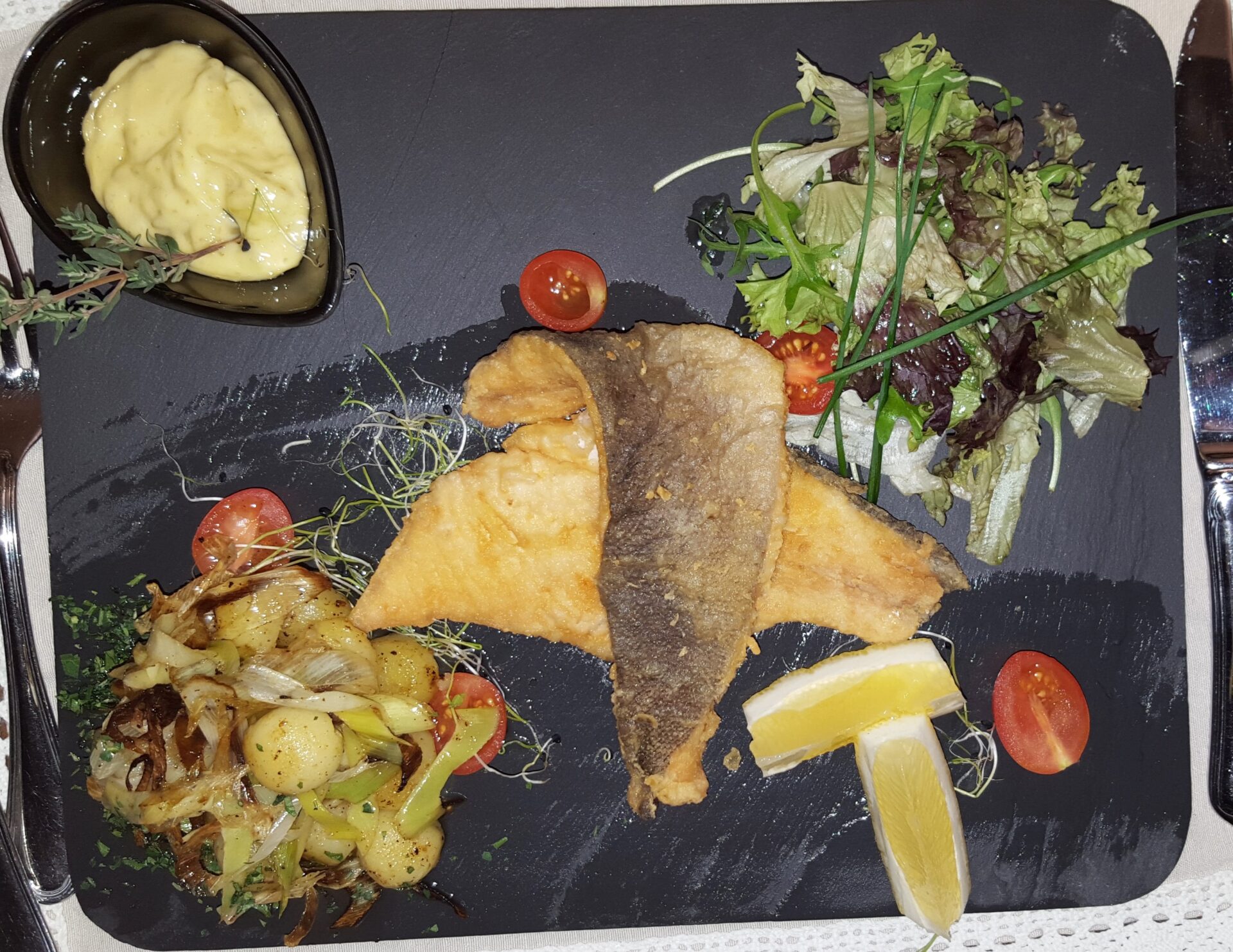 Ресторант Мидалидаре/Fried trout at the restaurant Midalidare Hotel by placescases.com