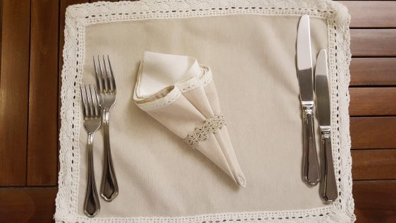 Ръчно бродирана салфетка в ресторанта на Мидалидаре/ Hand made lace trimming at the restaurant Midalidare Hotel by placescases.com