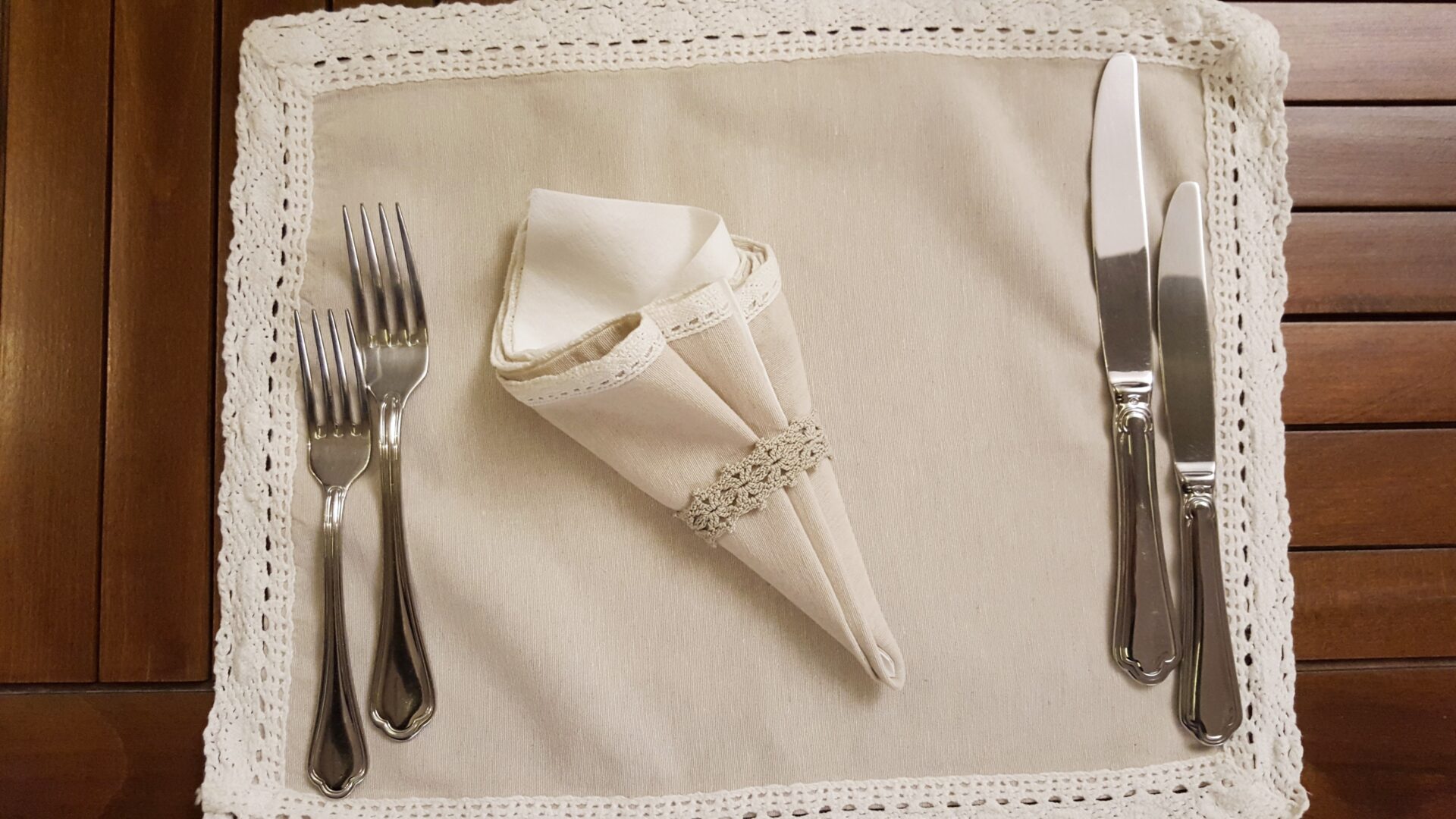 Ръчно бродирана салфетка в ресторанта на Мидалидаре/ Hand made lace trimming at the restaurant Midalidare Hotel by placescases.com