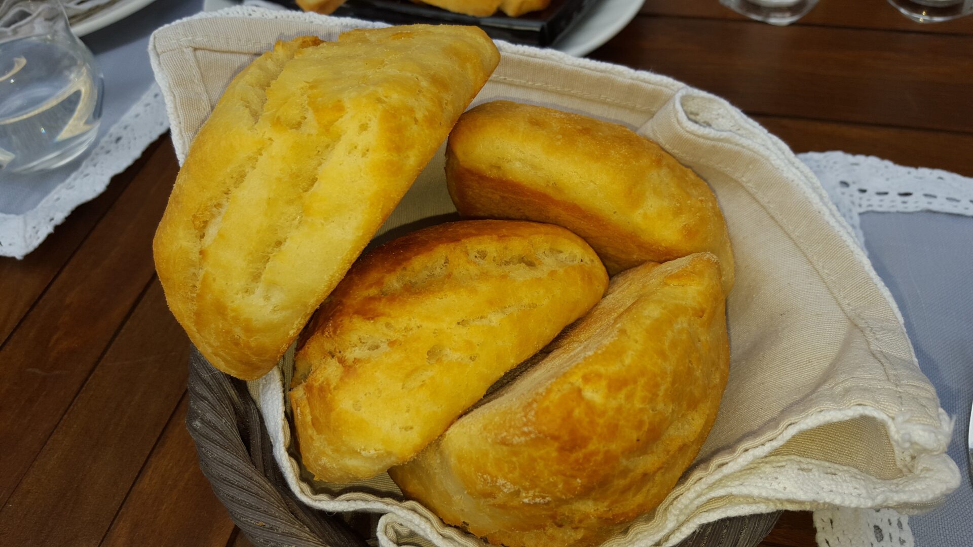 Ресторант Мидалидаре/Home made bread at the restaurant Midalidare Hotel by placescases.com