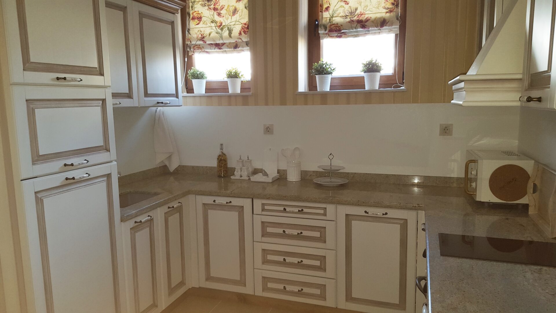 Мидалидаре къща за гости/Kitchen at guest house Midalidare Hotel by placescases.com