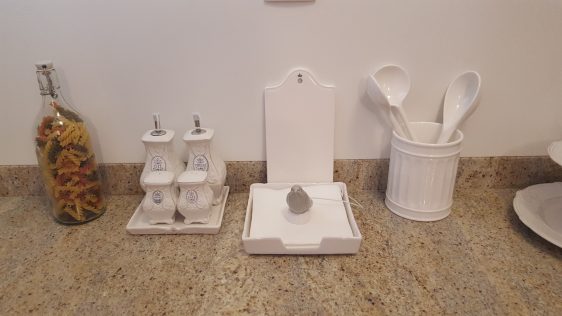 Мидалидаре къща за гости/Kitchen decore in the guest house Midalidare Hotel by placescases.com