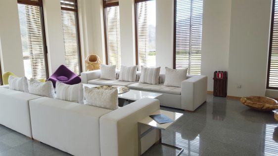 Дневна в къщата за гости на Мидалидаре/ Living room guest house winery1 Midalidare Estate by placescases.com