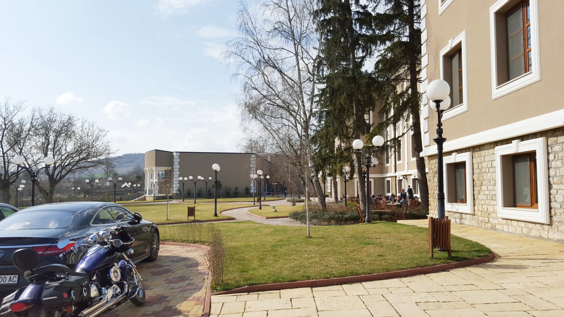 Ресторант Мидалидаре/Outside and restaurant garden Midalidare Hotel by placescases.com