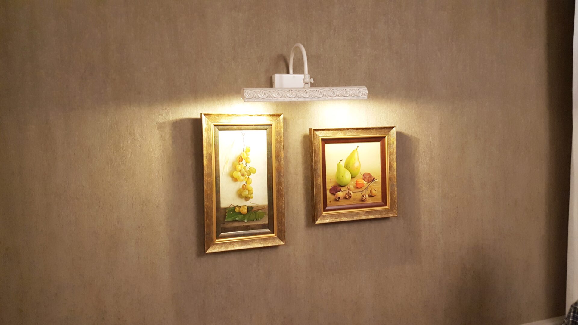 Ресторант Мидалидаре/Paintings on the wall Hand made lace trimming at the restaurant Midalidare Hotel by placescases.com
