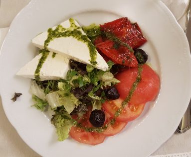 Салата с краве сирене в ресгторанта на хотел Мидалидаре/Salad with cow cheese at the restaurant Midalidare Hotel by placescases.com