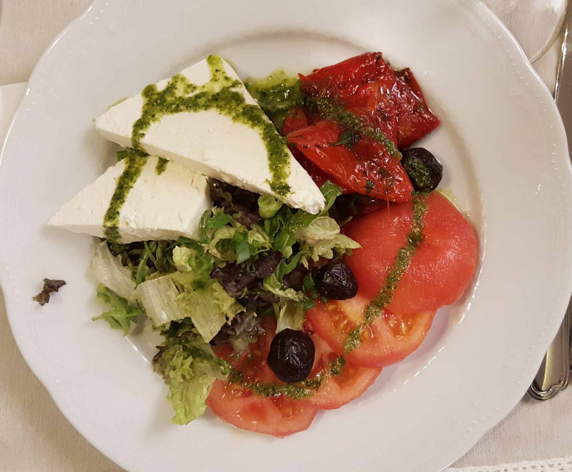 Салата с краве сирене в ресгторанта на хотел Мидалидаре/Salad with cow cheese at the restaurant Midalidare Hotel by placescases.com