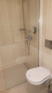 Мидалидаре къща за гости/Мидалидаре къща за гости/Second bathroom at guest house Midalidare Hotel by placescases.com
