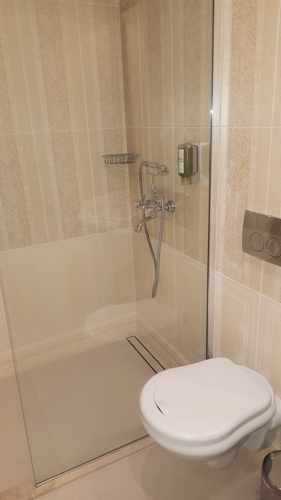 Мидалидаре къща за гости/Мидалидаре къща за гости/Second bathroom at guest house Midalidare Hotel by placescases.com