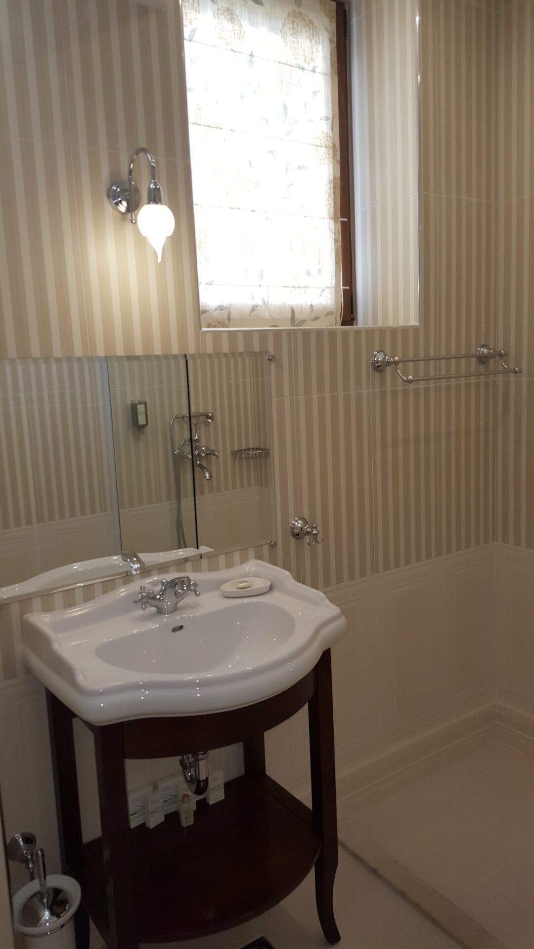 Мидалидаре къща за гости/Sink in one of the bathrooms at guest house Midalidare Hotel by placescases.com