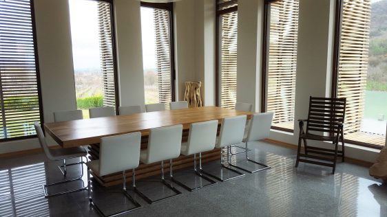 Маса в къщата за гости на Мидалидаре/ Table at guest house winery 1 Midalidare Estate by placescases.com