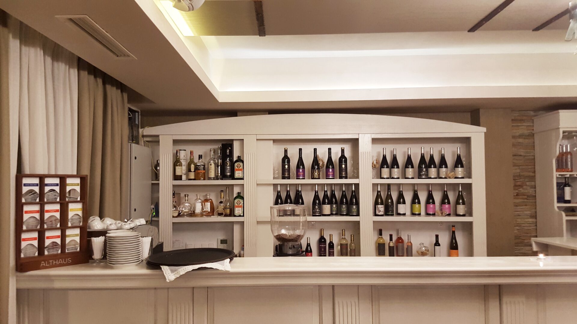 Бара в ресторанта на Мидалидаре/ The bar at the restaurant at the restaurant Midalidare Hotel by placescases.com