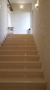 Мидалидаре къща за гости/The entrance from inside in the guest house 0 level Midalidare Hotel by placescases.com
