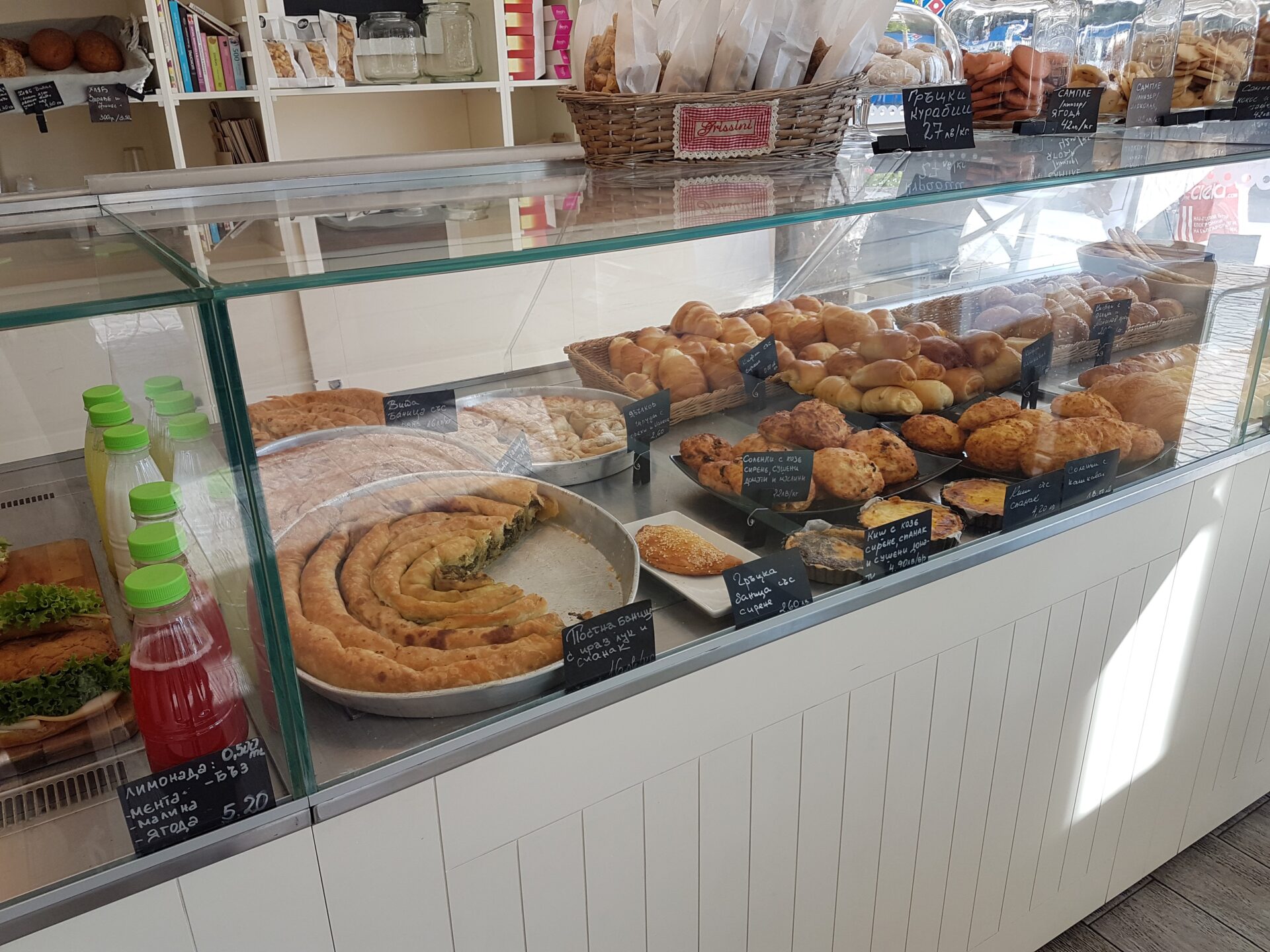 Баници, кифли, макарони, бонбони в Clair/ Banitsa, rolls, chocolates, macarons in Clair, placescasds.com