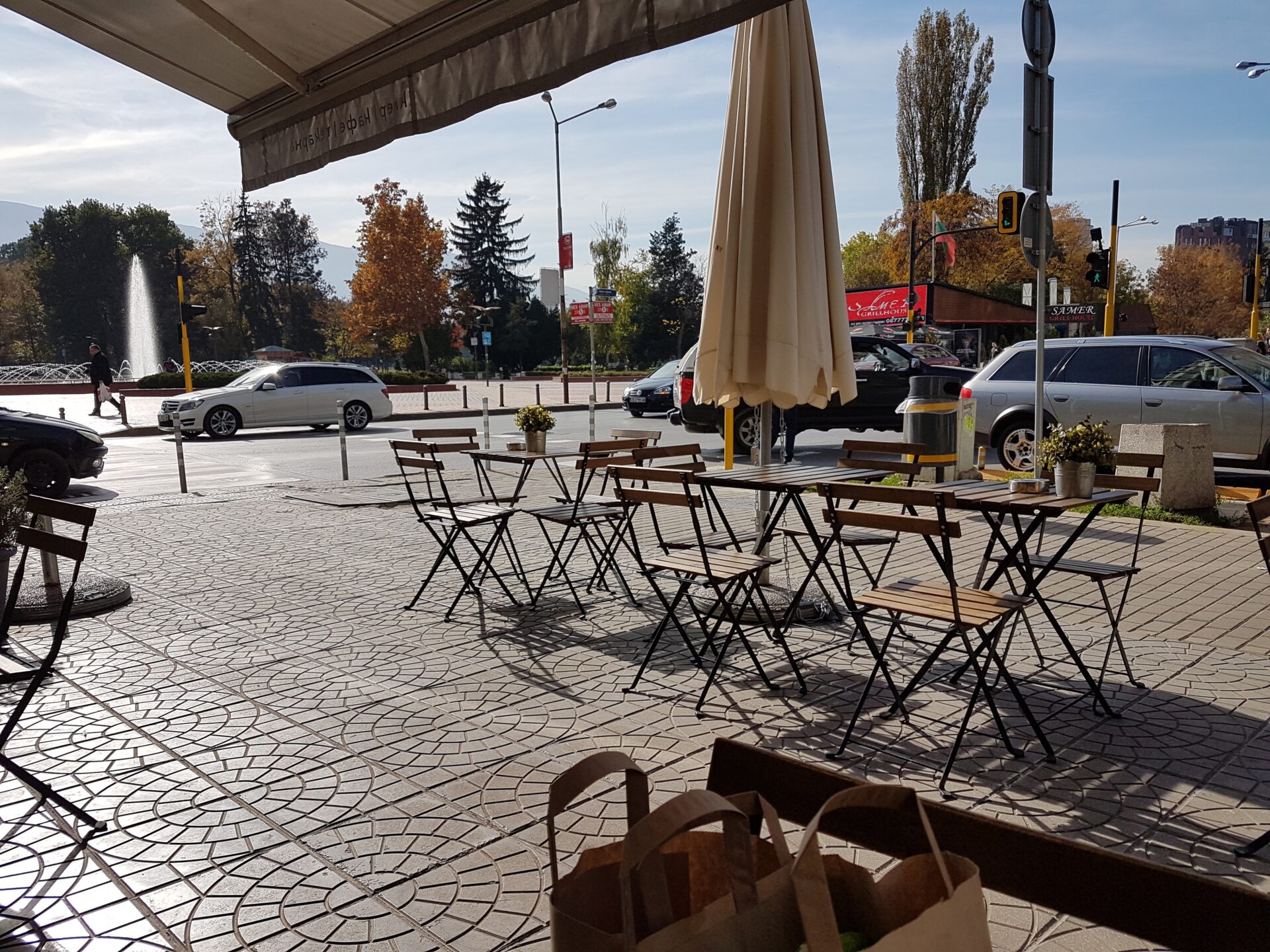 Масичките отвън на Clair / The tables outside Clair, placescases.com